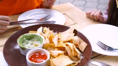 İki küçük kız bir lokanta kafede yemek.