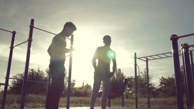 İki fitness erkekler eğitim önce jimnastik egzersizleri yapıyor.