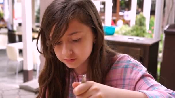 Маленькая девочка ест в кафе быстрого питания . — стоковое видео