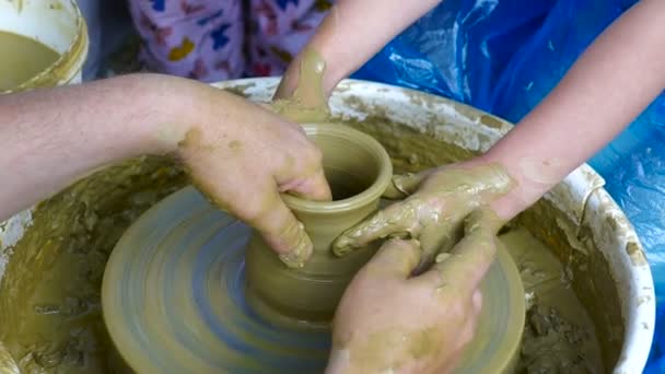 Руки гончарів формують чашку з глини . — стокове відео