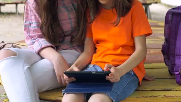 Dos chicas están usando Tablet — Vídeos de Stock