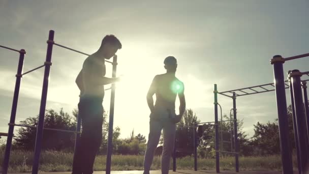 Zwei Fitness-Männer turnen vor dem Training. — Stockvideo