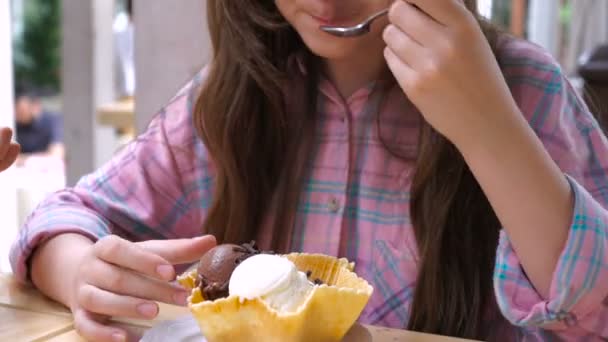 Una Chica Comiendo Helado Café — Vídeo de stock