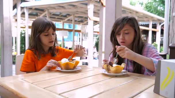 Két Lányok Eszik Fagylaltot Café — Stock videók