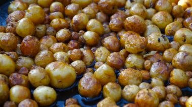 Yağı büyük bir tavada için bir açık ateş üzerinde kaynar suda genç patates kızarmış
