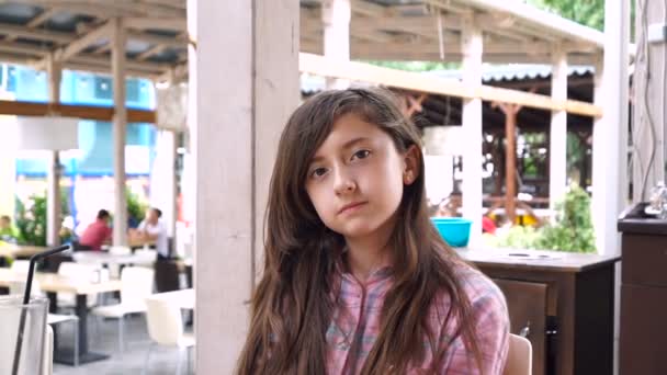 Chica Sonriente Alegre Jardín Primer Plano Retrato Niña Pequeña — Vídeos de Stock