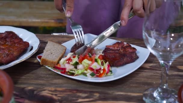 Feche Mãos Mulher Com Faca Garfo Cortando Carne Prato Mesa — Vídeo de Stock