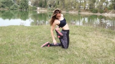 Pratik yoga Gölü kıyısında mutlu genç kadın