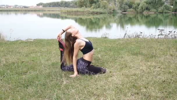 Gelukkig Jonge Vrouw Die Het Beoefenen Van Yoga Oever Van — Stockvideo