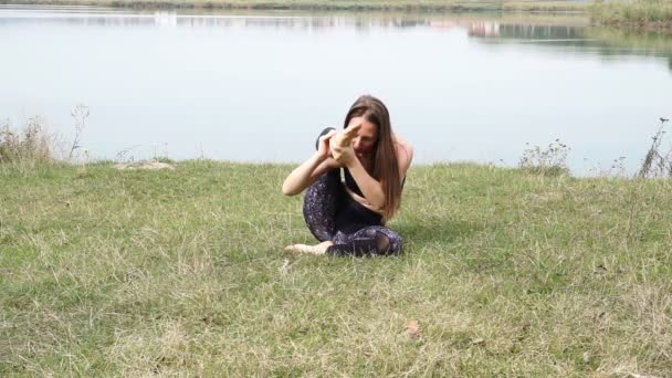 Gelukkig Jonge Vrouw Die Het Beoefenen Van Yoga Oever Van — Stockvideo