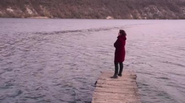 Eski bir köprü ve ona baktığını romantik kadın