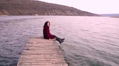 Eski bir köprü ve ona baktığını romantik kadın