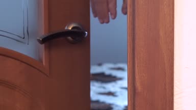 Adam ve kadın kapıyı açıp odaya girdiği