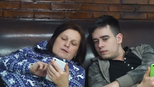 Moeder Haar Zoon Tiener Kijken Naar Smartphone Aanraking Het Touchscreen — Stockvideo