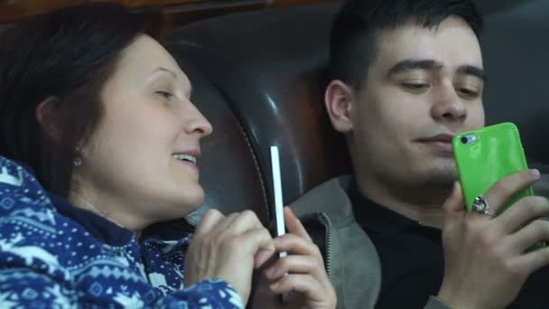 Annem Onun Oğlu Genç Bak Smartphone Dokunmatik Dokunmatik Ekran — Stok video