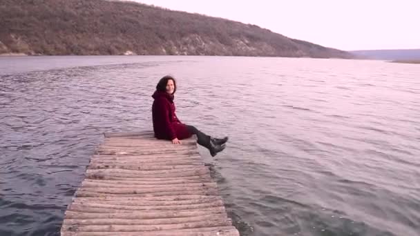 Romantická Žena Starý Most Díval — Stock video