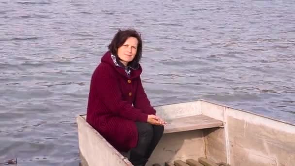 湖でボートに装着されているロマンチックな女性 — ストック動画