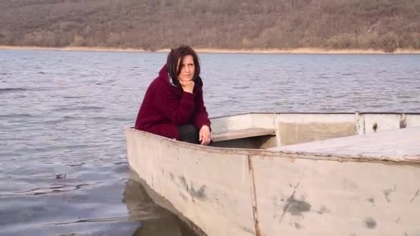 Una Donna Romantica Seduta Sulla Barca Lago — Video Stock