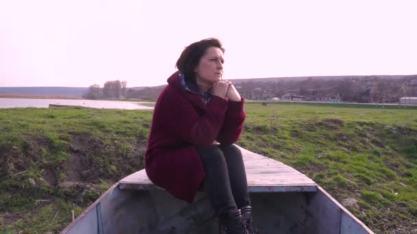 Een Romantische Vrouw Zitten Boot Een Meer — Stockvideo