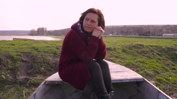 Een Romantische Vrouw Zitten Boot Een Meer — Stockvideo