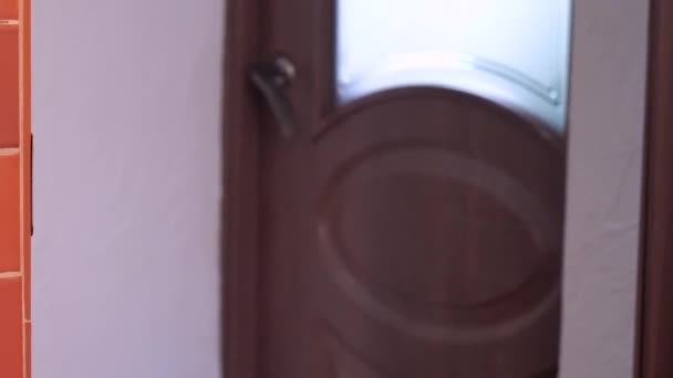 Женщина Открывает Деревянную Дверь Женщина Выходит Комнаты — стоковое видео