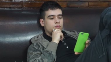 Genç eller SMS, Smartphone cep telefonu ile mesaj yazma. HD stok futage.