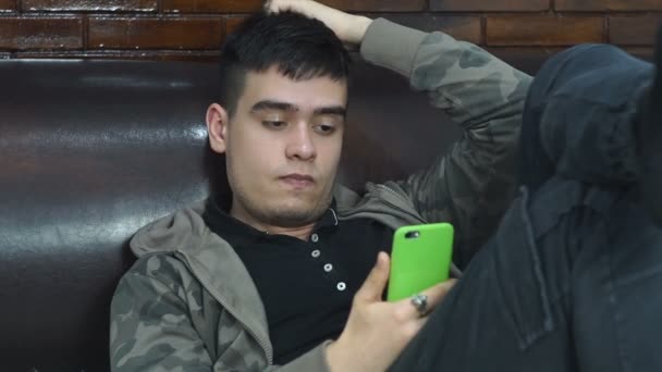 Adolescente Niño Usando Teléfono Inteligente — Vídeos de Stock
