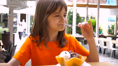 Kafede dondurma yeme bir kız.
