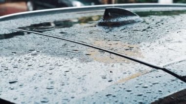 Yağmurlu bir günde araba sıçramasına yakın çekim yavaş hareket ağır yağmur damlaları.