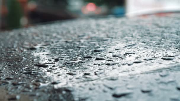 Закри Повільний Рух Сильний Дощ Падає Хлюпалися Фігуру Автомобіль Чорний — стокове відео