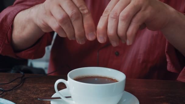 Hombre Poniendo Azúcar Una Taza Con — Vídeos de Stock