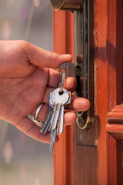 Man Blijkt Sleutel Het Slot Oude Houten Deur Open Selectieve — Stockfoto