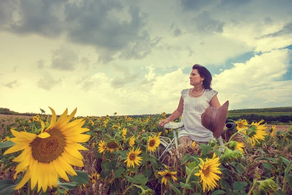 Mulher Com Bicicleta Campo Girassóis — Fotografia de Stock