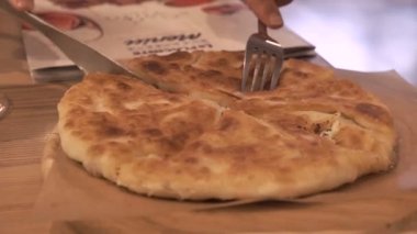 Adam kesme parça kafe ve yeme lezzetli kek.