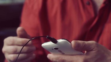 Sağlam bir adam onun cep telefonu kafede oturmuş bir test raporu alır.