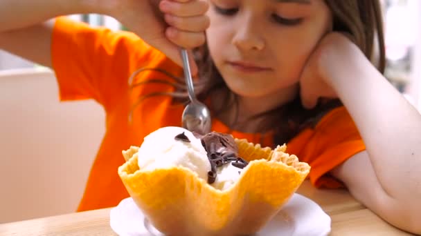 Ένα Κορίτσι Που Τρώει Παγωτό Στο Καφενείο — Αρχείο Βίντεο