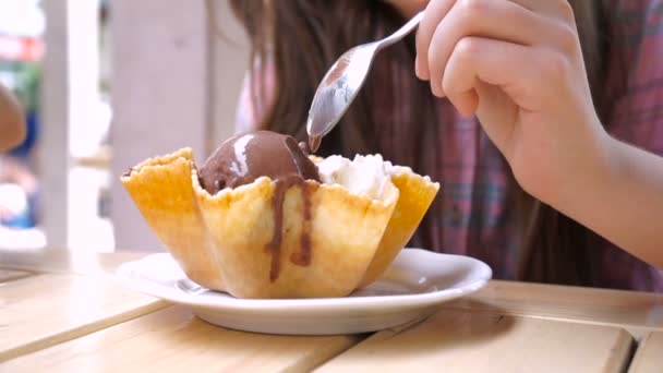 Una Chica Comiendo Helado Café — Vídeo de stock