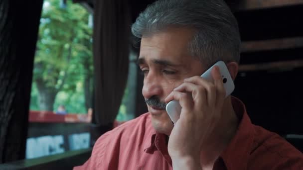 Mobil Telefonla Konuşan Bir Adam Kafede Oturmuş — Stok video