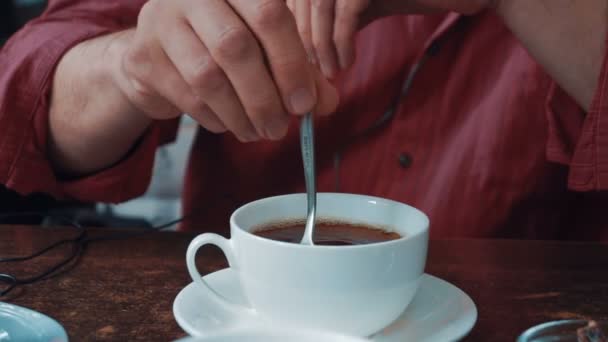 Чоловік Міксує Чай Сидячи Столом Відкритому Кафе — стокове відео