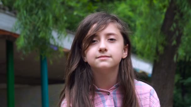 Vrolijk Lachende Meisje Een Tuin Close Van Portret Van Litle — Stockvideo