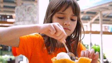 Kafede dondurma yeme bir kız.