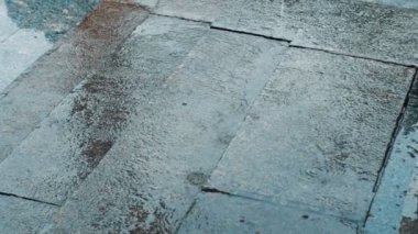 Yola düşen yağmur damlaları. Ağır yağmur yağmur yol yolda closeup çekim