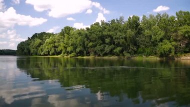 Yaz manzara nehir ile. Dinyester Nehri, Moldova.