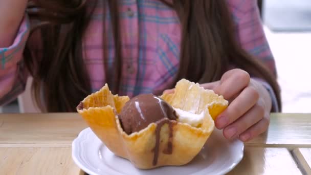 Uma Menina Comendo Sorvete Café — Vídeo de Stock