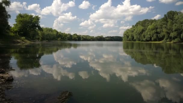 Paysage estival avec la rivière. Rivière Dniester, Moldavie .