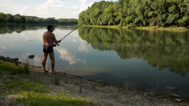 Рыбалка Реке Рыбак Удочкой Берегу Реки — стоковое видео