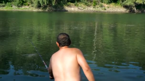 Nehirde Balık Tutma Nehir Kıyısında Bir Olta Ile Bir Balıkçı — Stok video