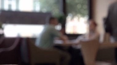 Cafe içme kahve ve turist yürümek geçmek insanlarla bulanık görüntüleri. Ufuk etkisi ile video.