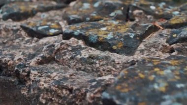 Doğal taş, çit duvar boyunca fotoğraf makinesinin hareketi