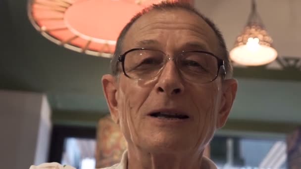 Alter Mann Mit Brille Spricht Vor Kamera — Stockvideo